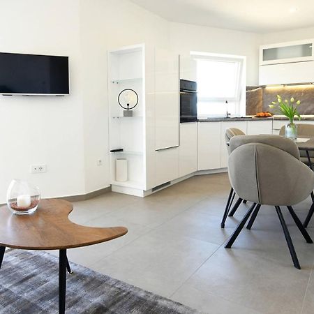 Apartments Mary Малинска Экстерьер фото