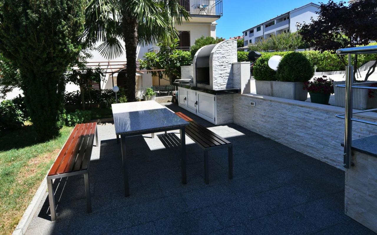 Apartments Mary Малинска Экстерьер фото