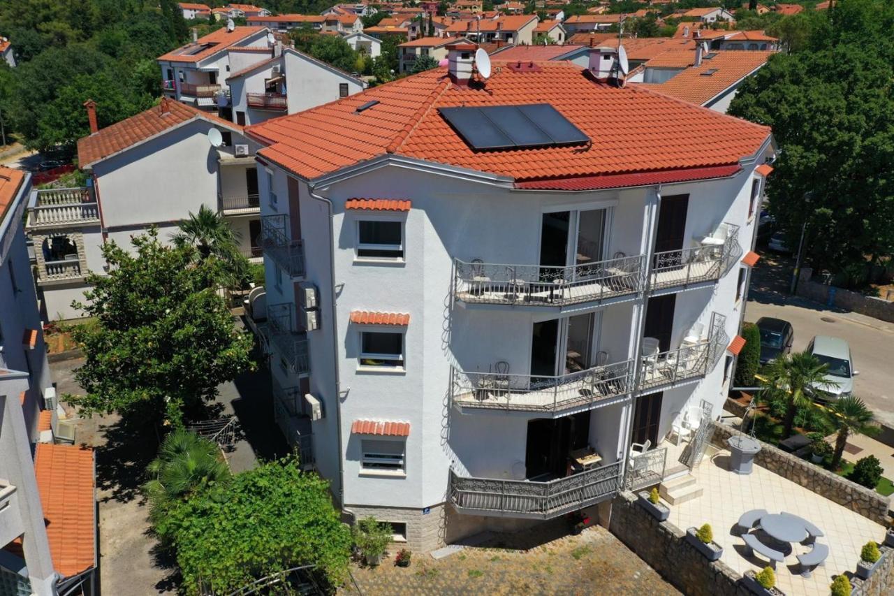 Apartments Mary Малинска Экстерьер фото