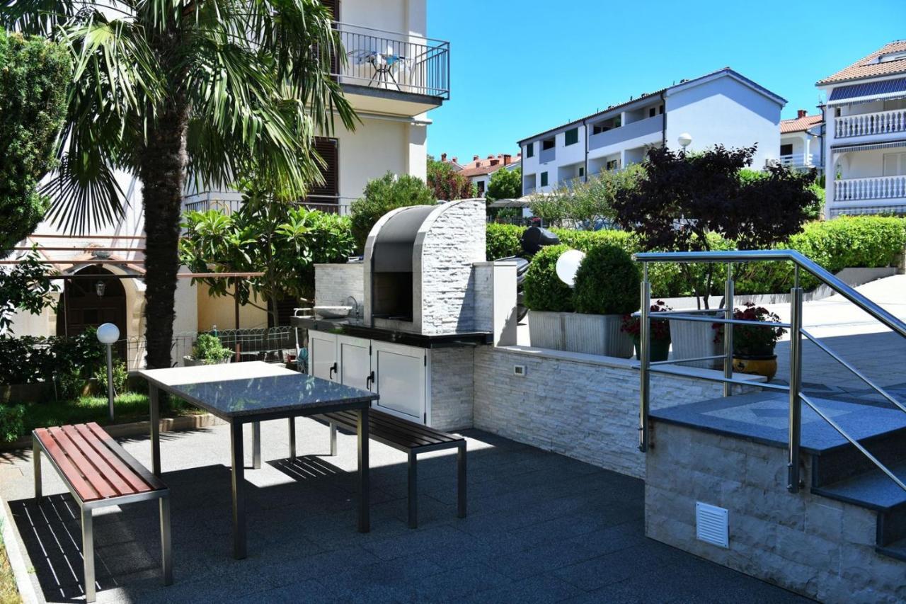 Apartments Mary Малинска Экстерьер фото