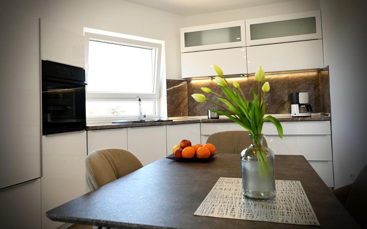 Apartments Mary Малинска Экстерьер фото